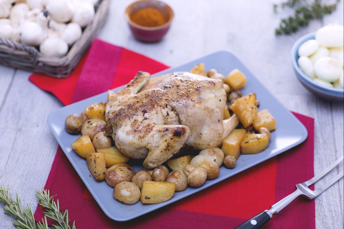 Poulet avec pommes de terre, champignons et petits oignons