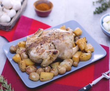Poulet avec pommes de terre, champignons et petits oignons