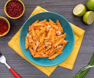 Penne rigate au pesto de paprika et gambas marinées
