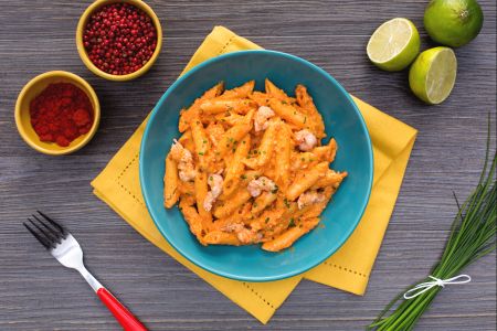 Penne rigate au pesto de paprika et gambas marinées