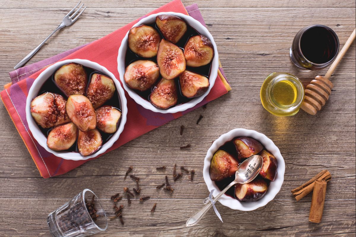 Figues en sauce de vin rouge, miel et cannelle
