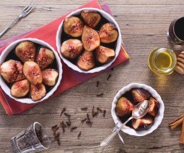 Figues en sauce de vin rouge, miel et cannelle