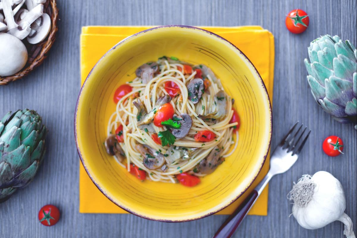 Spaghetti aux champignons, artichauts et tomates cerises