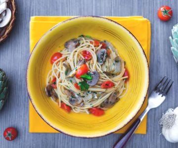 Spaghetti aux champignons, artichauts et tomates cerises