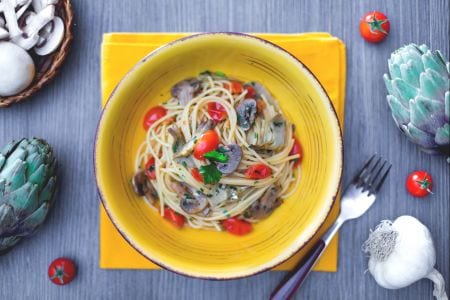 Spaghetti aux champignons, artichauts et tomates cerises