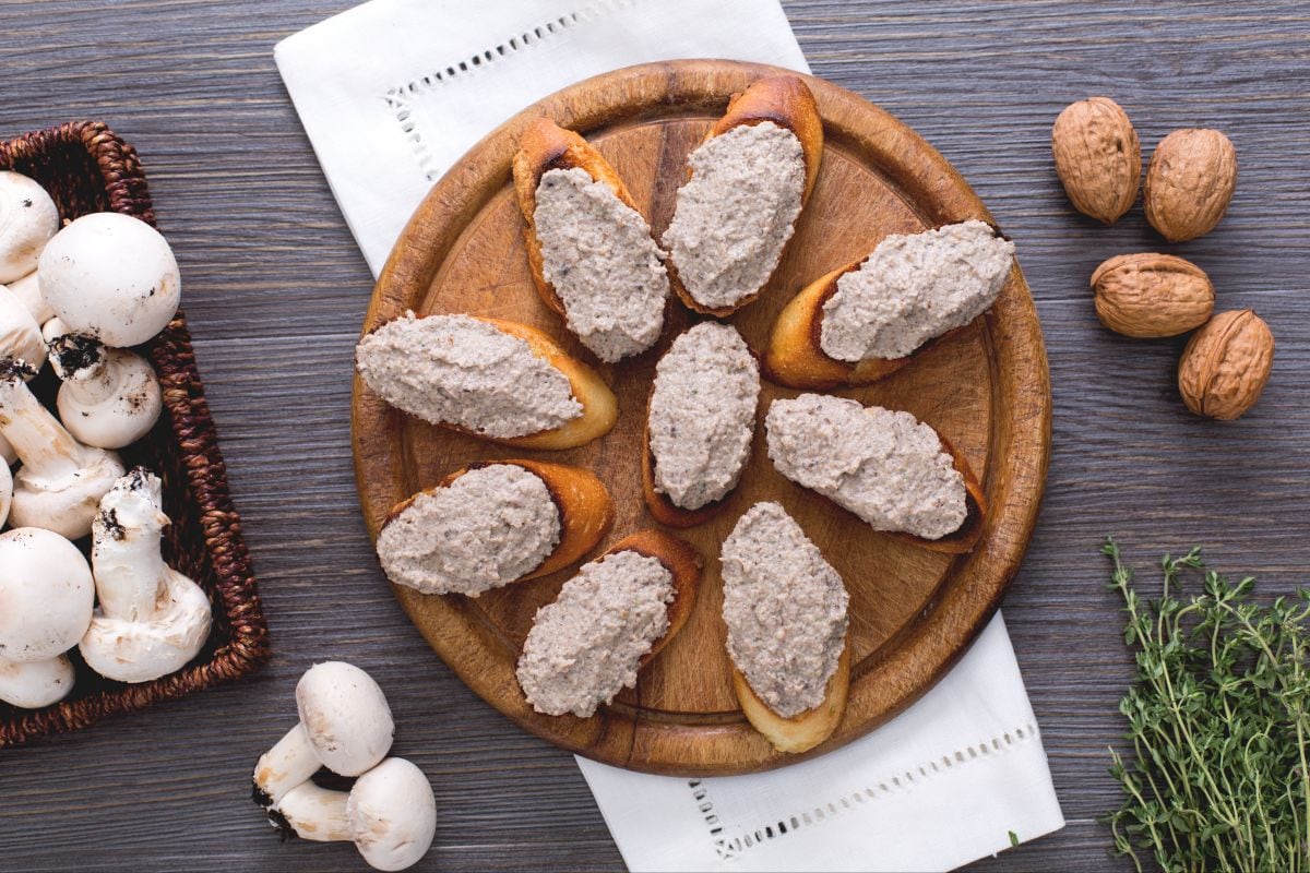 Crostini avec pâté de champignons de Paris