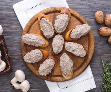 Crostini avec pâté de champignons de Paris