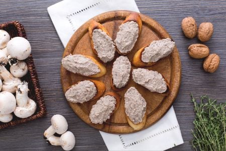 Crostini avec pâté de champignons de Paris