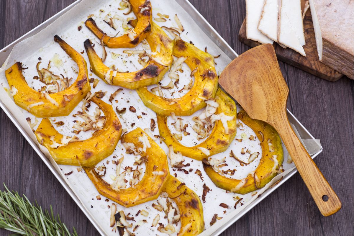 Courge gratinée avec des copeaux de ricotta fumée