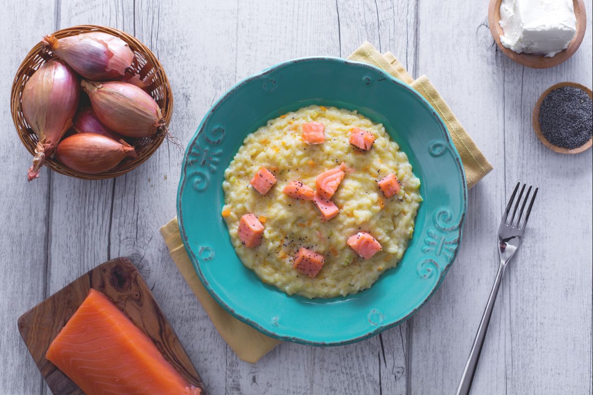 Risotto au saumon, crème de robiola et graines de pavot