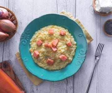 Risotto au saumon, crème de robiola et graines de pavot