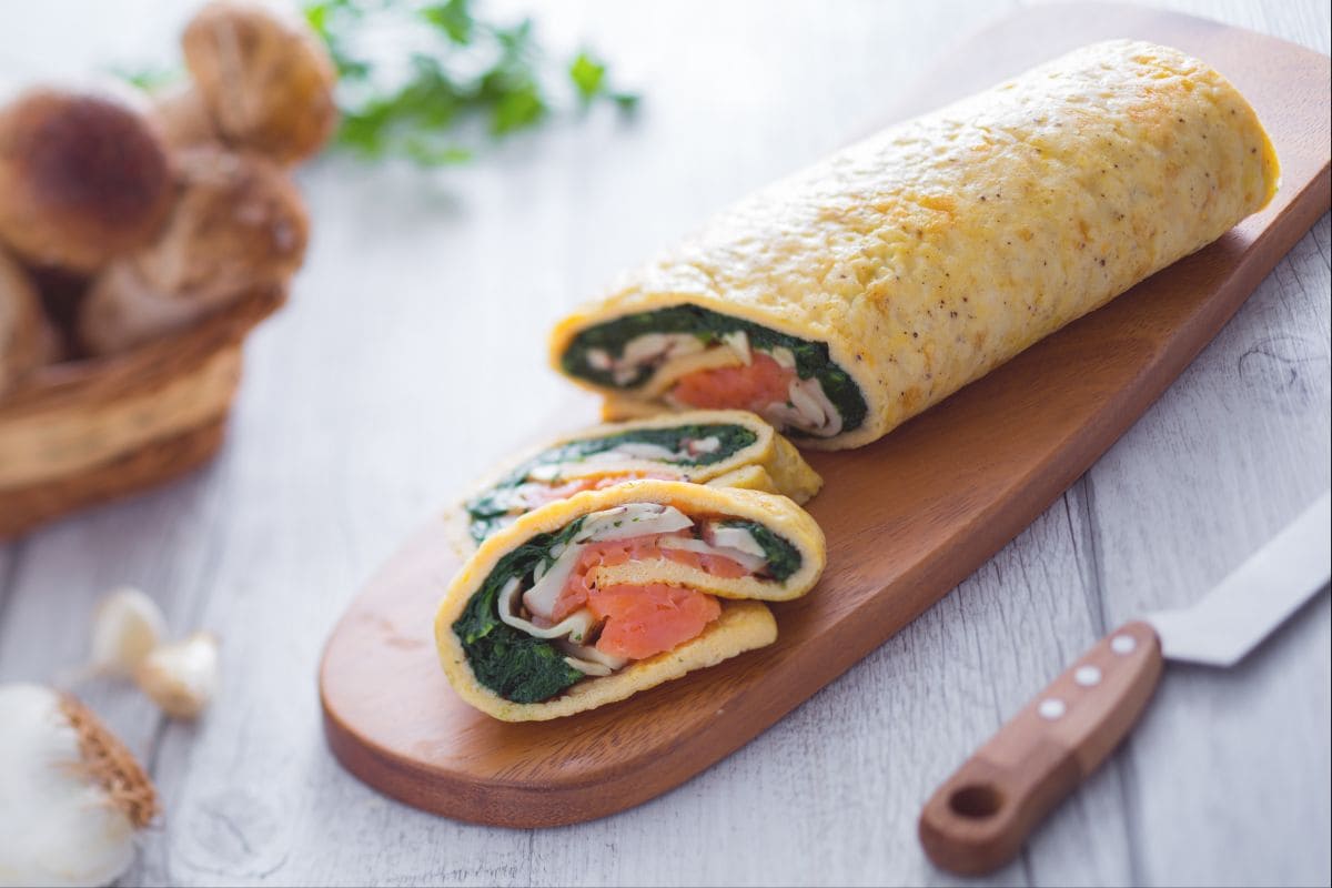 Rouleau au saumon, champignons et épinards sautés