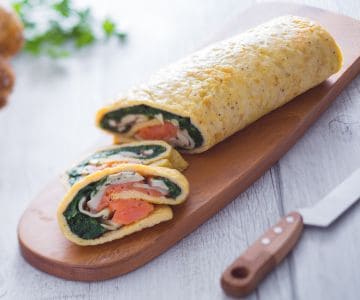 Rouleau au saumon, champignons et épinards sautés