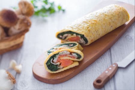 Rouleau au saumon, champignons et épinards sautés