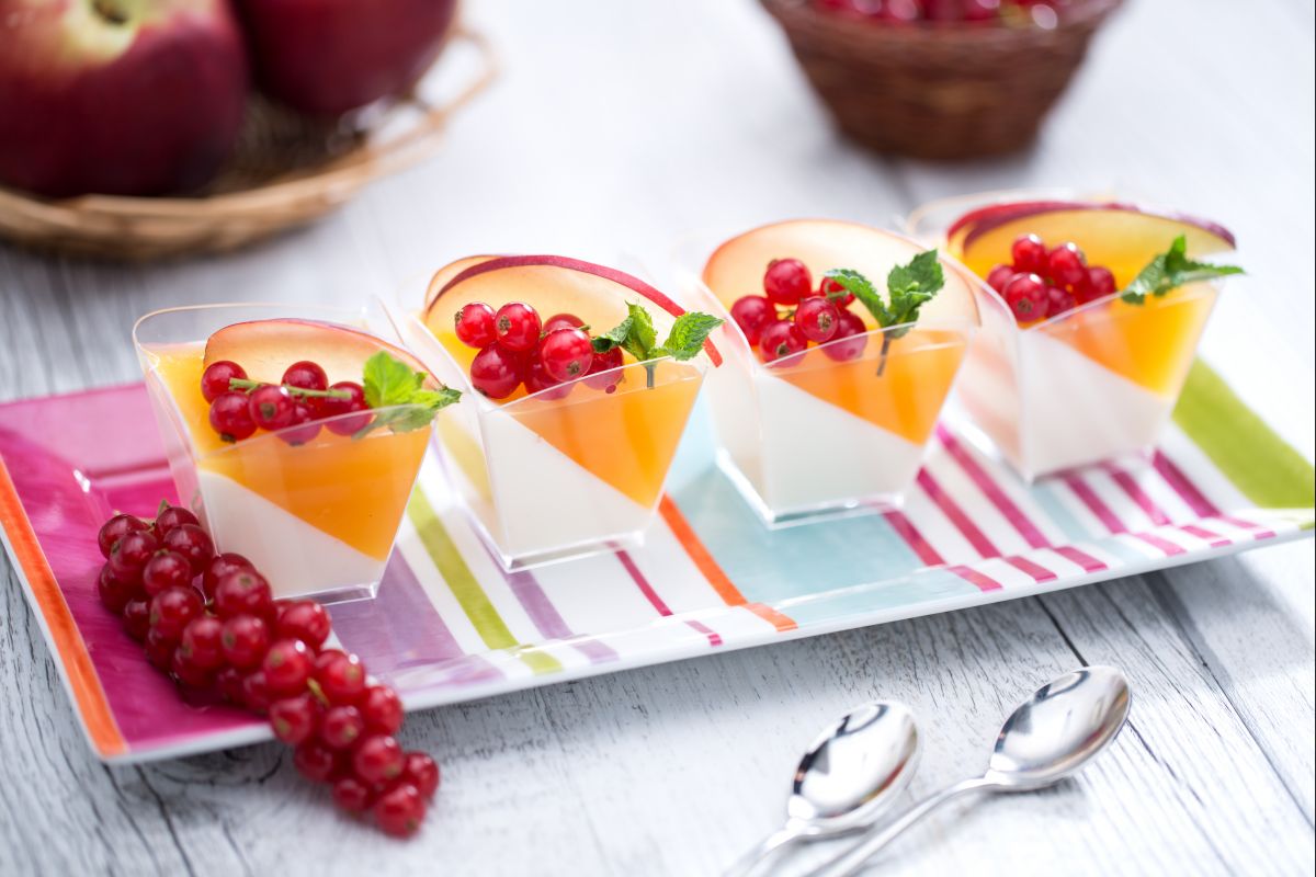 Panna cotta au yaourt avec gelée de pêche