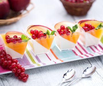 Panna cotta au yaourt avec gelée de pêche