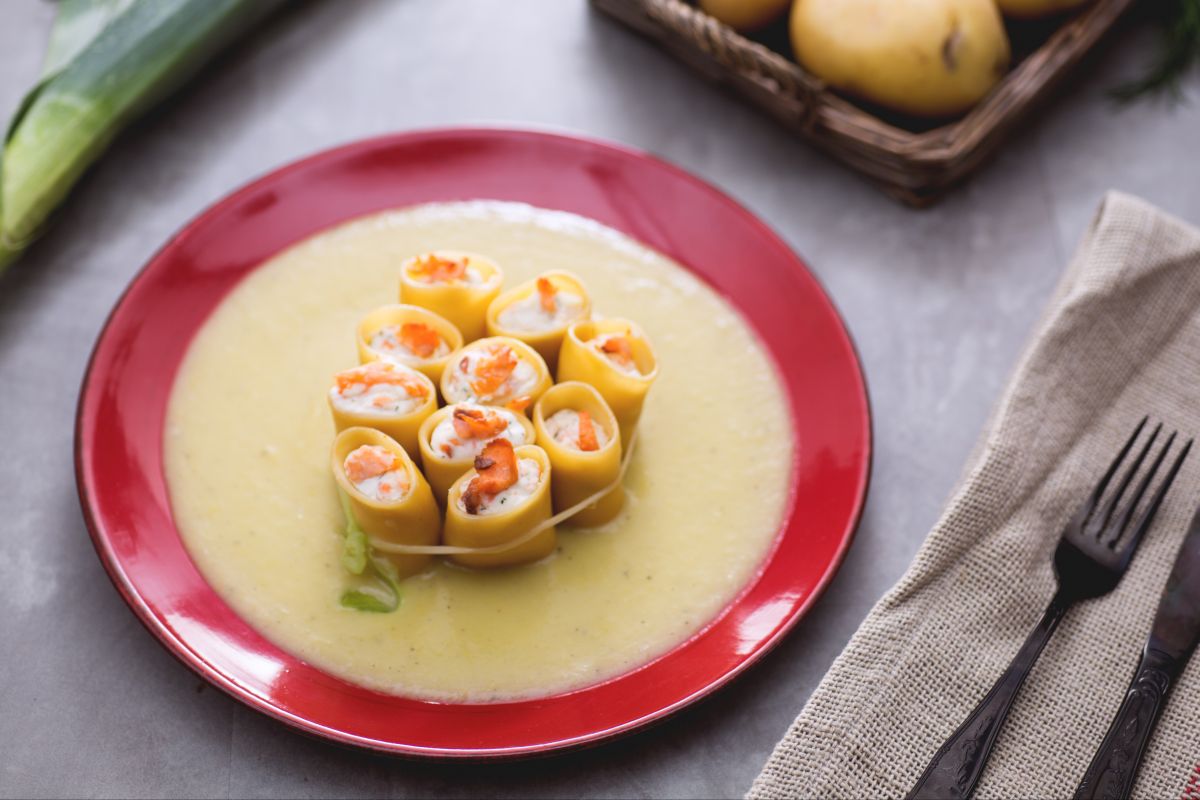 Paccheri farcis à la crème de saumon, ricotta et aneth sur velouté de poireaux et pommes de terre