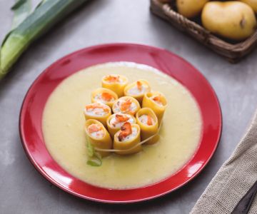Paccheri farcis à la crème de saumon, ricotta et aneth sur velouté de poireaux et pommes de terre