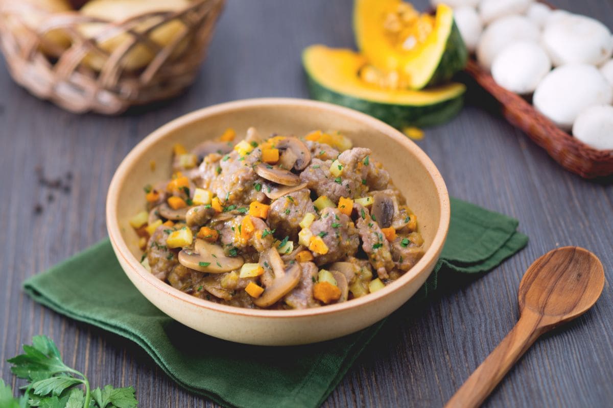 Ragoût de veau avec potiron, pommes de terre et champignons
