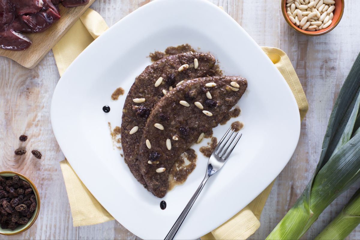 Foie au balsamique avec pignons de pin et raisins secs