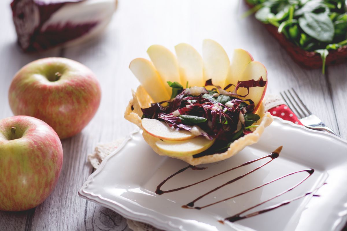 Paniers de Parmesan avec salade croquante aux pommes