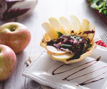 Paniers de Parmesan avec salade croquante aux pommes