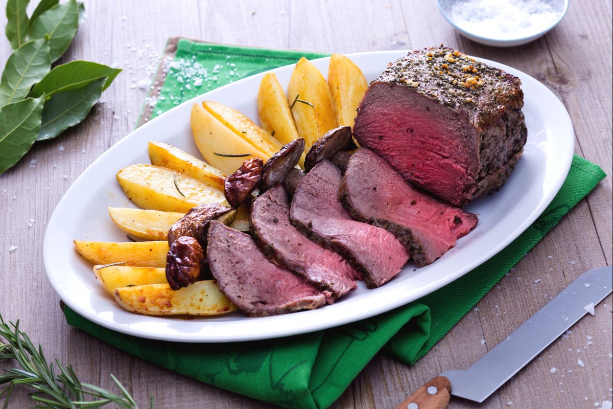 Rôti de bœuf au four avec champignons et pommes de terre
