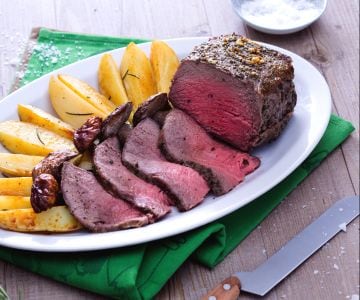 Rôti de bœuf au four avec champignons et pommes de terre