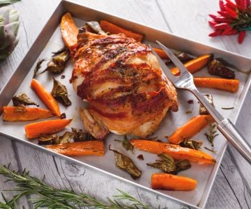 Poulet bardé avec artichauts et patates douces