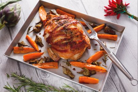 Poulet bardé avec artichauts et patates douces