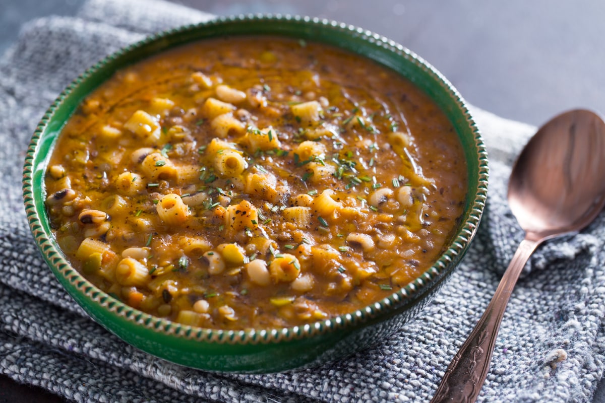 Soupe de pâtes aux légumineuses variées et laurier