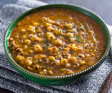 Soupe de pâtes aux légumineuses variées et laurier