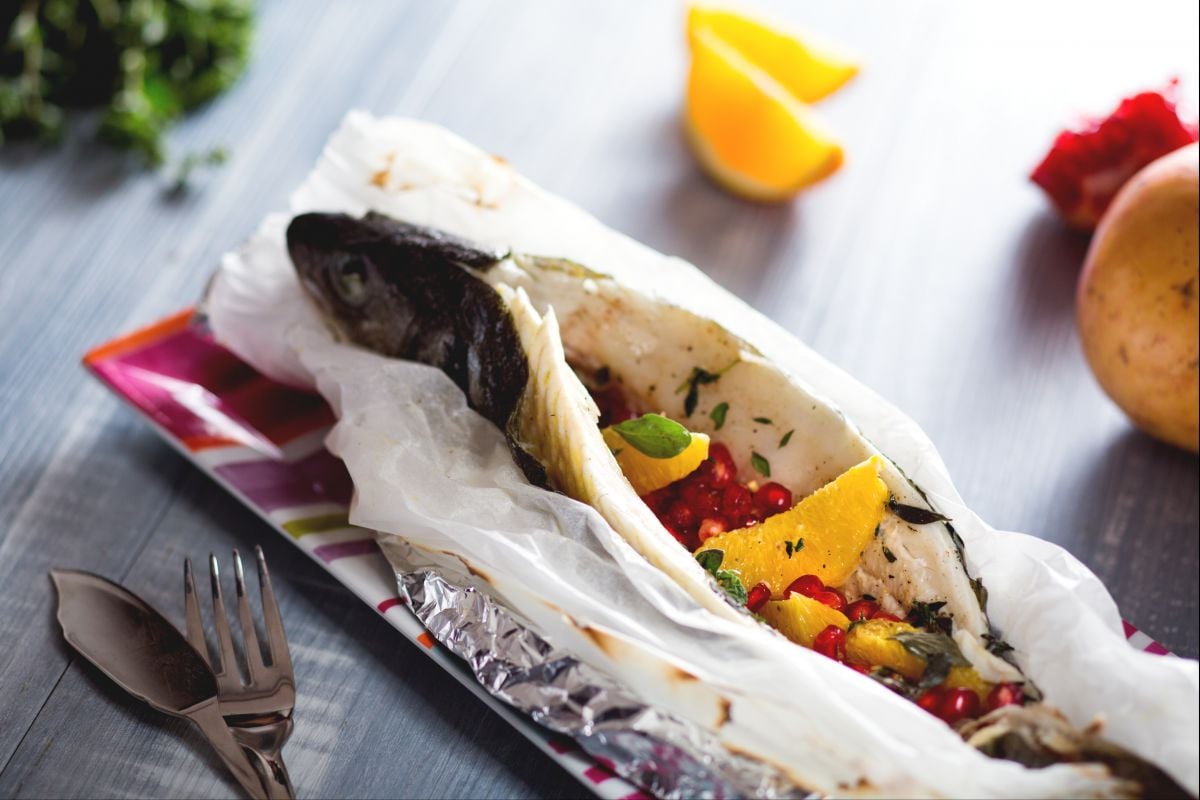 Bar en papillote aux agrumes et grenade