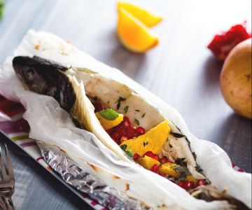 Bar en papillote aux agrumes et grenade