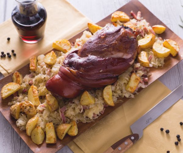 Jarret fumé avec pommes de terre et choucroute