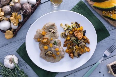 Escalopes au vin santo avec potiron et champignons variés