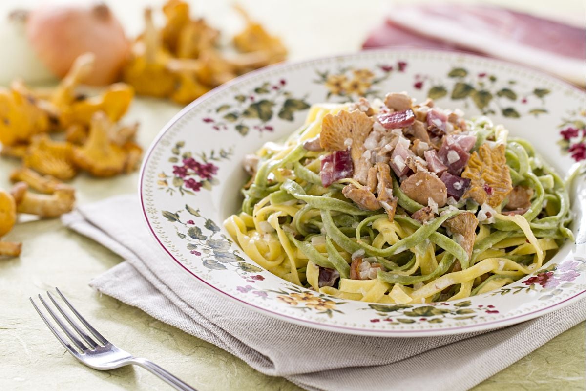 Tagliatelles paille et foin avec ragoût de girolles et speck