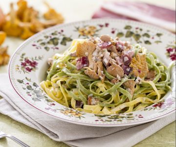 Tagliatelles paille et foin avec ragoût de girolles et speck