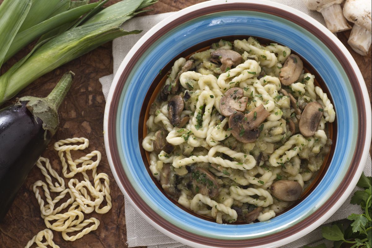Lorighittas avec aubergines et champignons