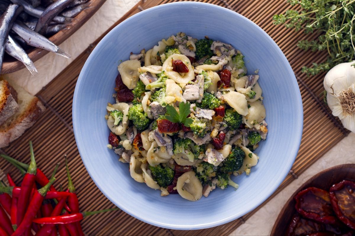 Orecchiette avec brocolis, anchois et tomates séchées