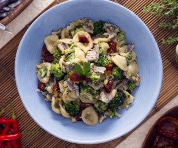 Orecchiette avec brocolis, anchois et tomates séchées