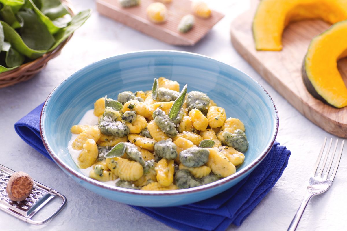 Gnocchis colorés avec sauce au yaourt