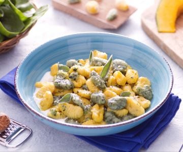 Gnocchis colorés avec sauce au yaourt