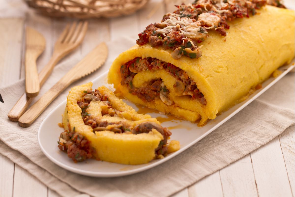 Rouleau de polenta avec saucisse et champignons