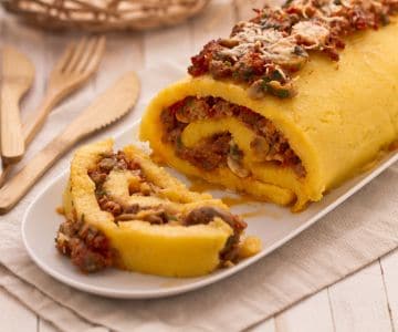 Rouleau de polenta avec saucisse et champignons