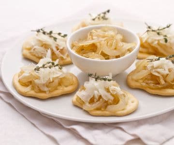 Fougasses avec des copeaux de Castelmagno et oignons caramélisés