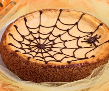 Cheesecake à la citrouille avec toile d'araignée