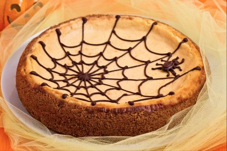 Cheesecake à la citrouille avec toile d'araignée