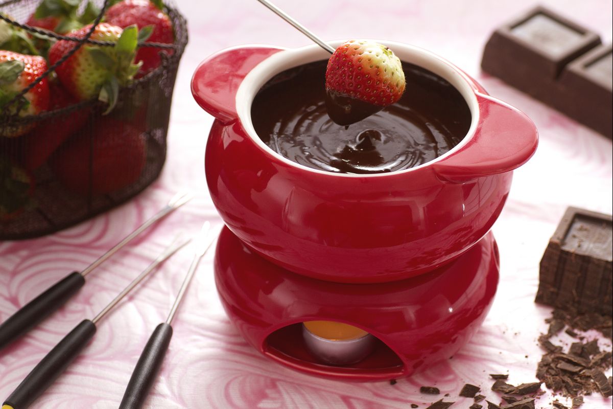 Fondue au chocolat avec des fraises
