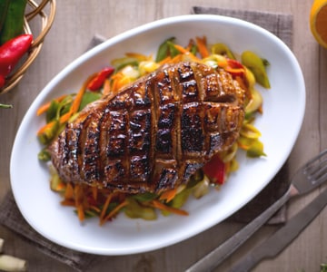 Poitrine de canard marinée avec des légumes